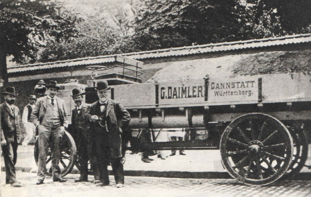 Pierwszy z lewej to Wilhelm Lorenz, po prawej stronie stoją Wilhelm Maybach i Gottlieb Daimler oraz – z rękami w kieszeniach – Borys Łucki, fot. z archiwum autora