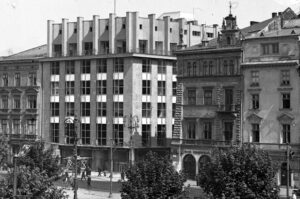 Dom „Feniksa” przy Rynku Głównym 41 projektu Adolfa Szyszko-Bohusza, stan sprzed 1939 r., fot. Bronisław Pindelski, „Ilustrowany Kurier Codzienny”