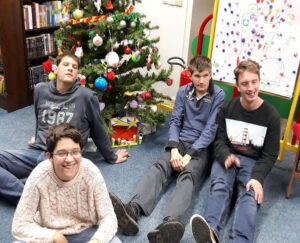Fot. 3 i 4. Użytkownicy odwiedzający Bibliotekę w Opatii podczas świąt Bożego Narodzenia, kiedy udekorowali świąteczną choinkę, wykonali żłóbek i naprawdę dobrze się bawili, fot. Martina Juraga