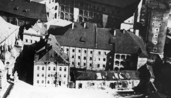 Widok z lotu ptaka na budynki Kuchni Królewskich wraz ze stajniami królewskimi i budynkiem Zarządu Zamku na Wawelu, lata 20. XX w., źródło: http://www.nac.gov.pl