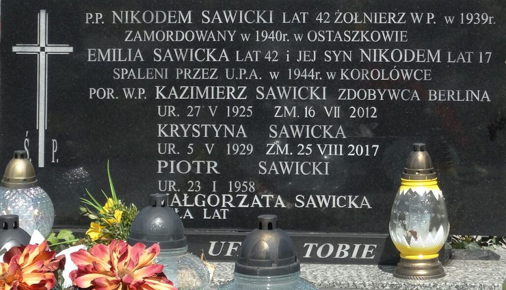 Na grobie Kazimierza Sawickiego czytamy o tragicznych losach jego najbliższych, fot. Zbigniew Kos