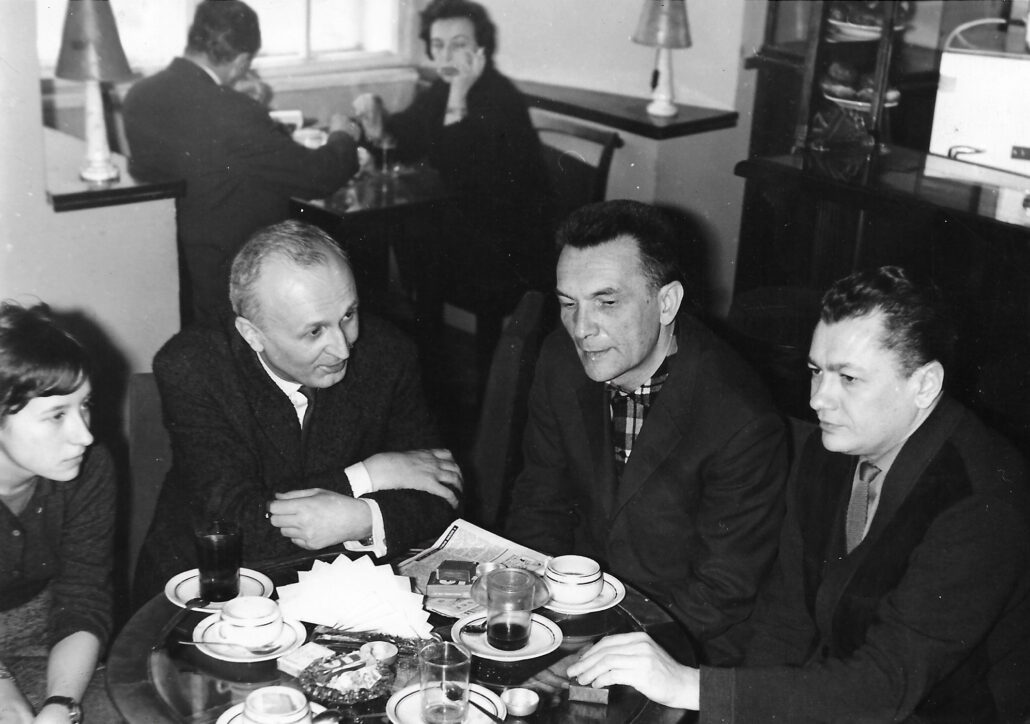 Klub Dziennikarzy 1965 – od lewej: Monika Kwiatkowska, Tadeusz Kwiatkowski, Tadeusz Hołuj, Wojciech Has, fot. ze zbiorów Moniki Kwiatkowskiej