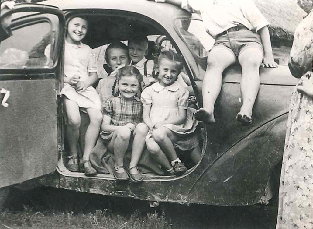 Odwiedziny Stefana Kamińskiego w Obrytkach, dokąd przyjechał własnym samochodem, wzbudzały sensację wśród dzieci, fot. z archiwum Krystyny Kamińskiej-Samek