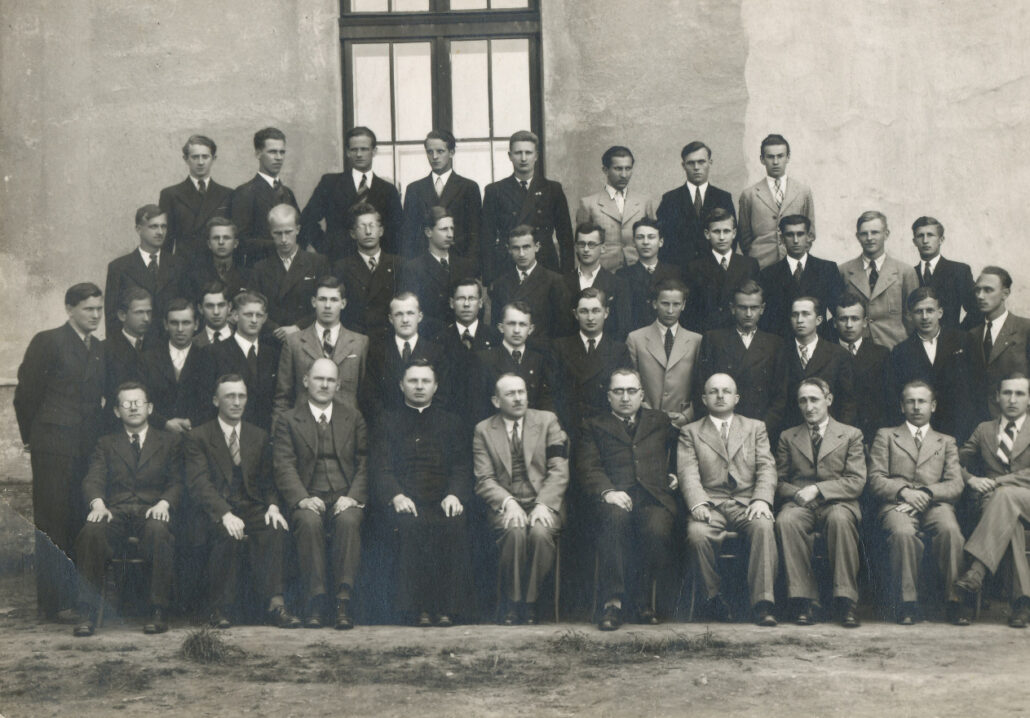 Klasa maturalna, pierwszy po lewej stoi Karol Wojtyła, fot. z archiwum E. Mroza