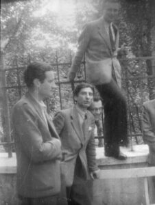 Na podwórku Domu Literatów od lewej: Stanislaw Dygat, Stefan Otwinowski i Czesław Miłosz (wyżej), fot. ze zbiorów Moniki Kwiatkowskiej