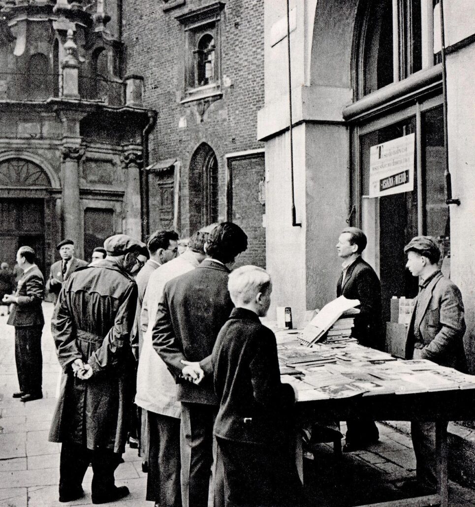 Stoisko z książkami pod księgarnią przy pl. Mariackim 9, fot. K. Saysse-Tobiczyk, Kraków, 1961