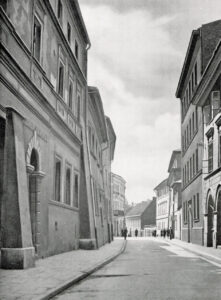 Ulica św. Krzyża w czasie okupacji, po lewej widoczny (słabo) szyld „Księgarni Krakowskiej”, fot. 1942, archiwum K. Jakubowskiego