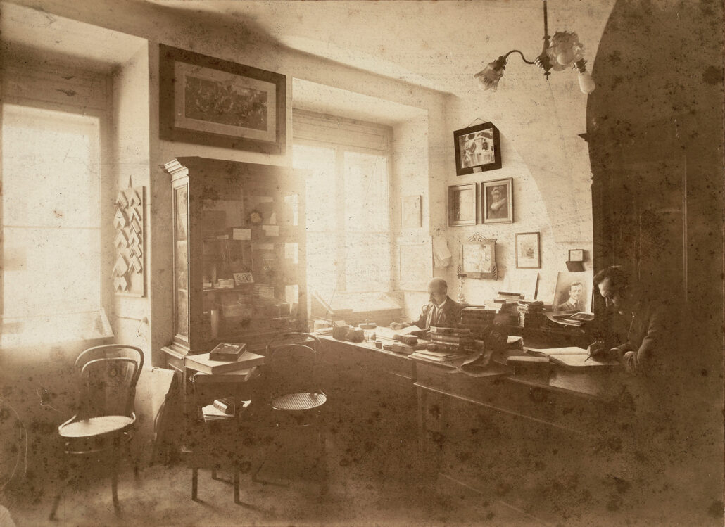 Wnętrze biura w Zakładzie Introligatorskim Roberta Jahody przy ul. Gołębiej 4. R. Jahoda siedzi w głębi, Kraków 1912 r., wł. MK