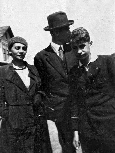 Krzysztof Baczyński ze Stefanią i Stanisławem Baczyńskimi, ok. 1937 r., fot. ze zbiorów Muzeum Literatury im. Adama Mickiewicza