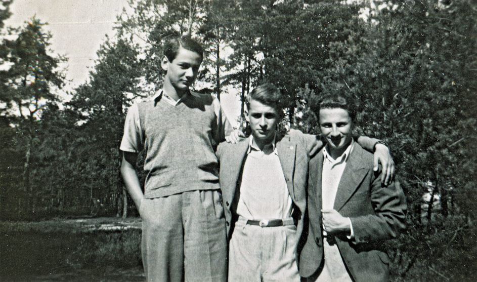 Krzysztof Baczyński (w środku) z kolegami, ok. 1936–1937 r., fot. ze zbiorów Muzeum ­Literatury im. Adama Mickiewicza